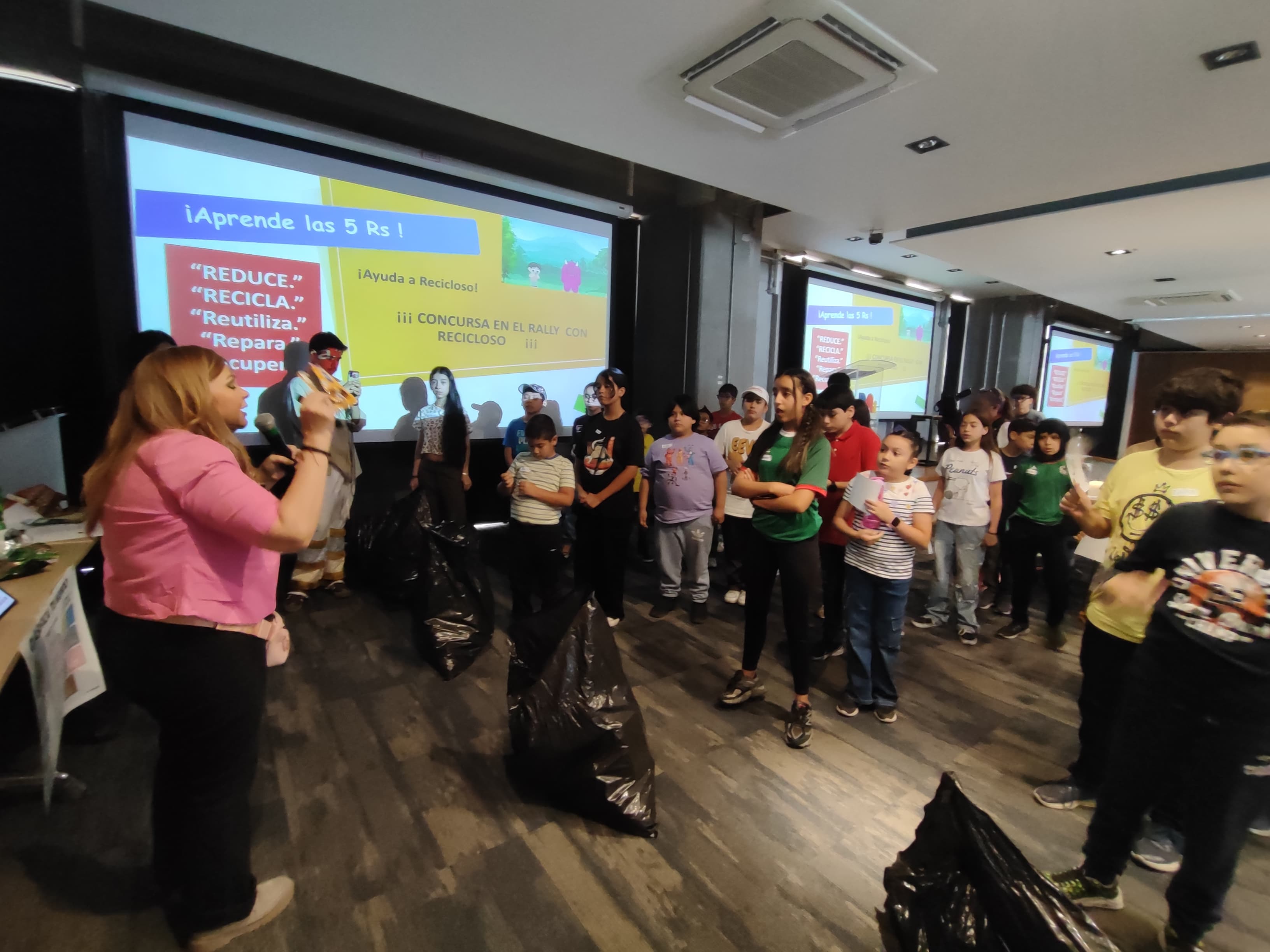 Facilitadora con Recicloso en pantalla
